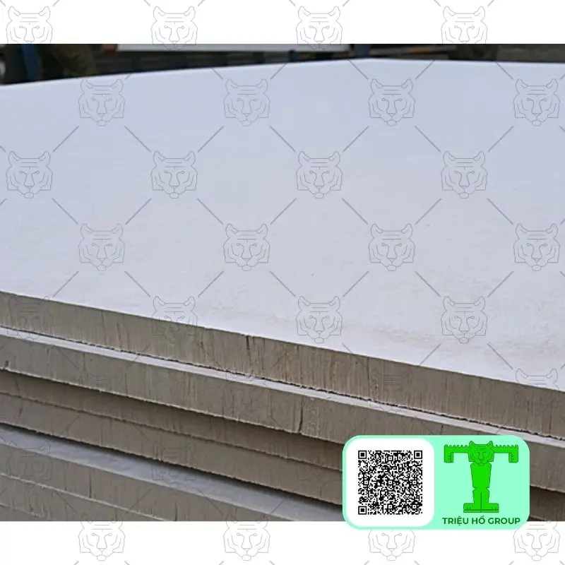 Một chồng các tấm smartboard màu trắng xám với các cạnh thô