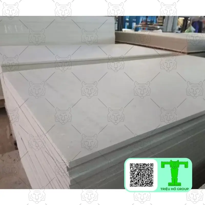 Các chồng tấm smartboard màu trắng xám được xếp gọn gàng trong kho, với logo và mã QR ở góc dưới bên phải