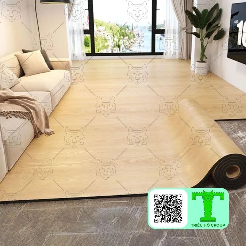 Sàn nhà màu gỗ sáng đang được lắp đặt trong phòng khách, với một cuộn vật liệu sàn nhựa vinyl đang trải ra