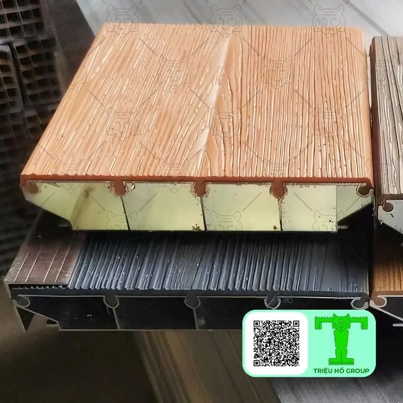 Mặt cắt ngang của hai tấm sàn nhựa nhiều lớp, một tấm có bề mặt vân gỗ và đế kim loại, cho thấy cấu tạo bên trong