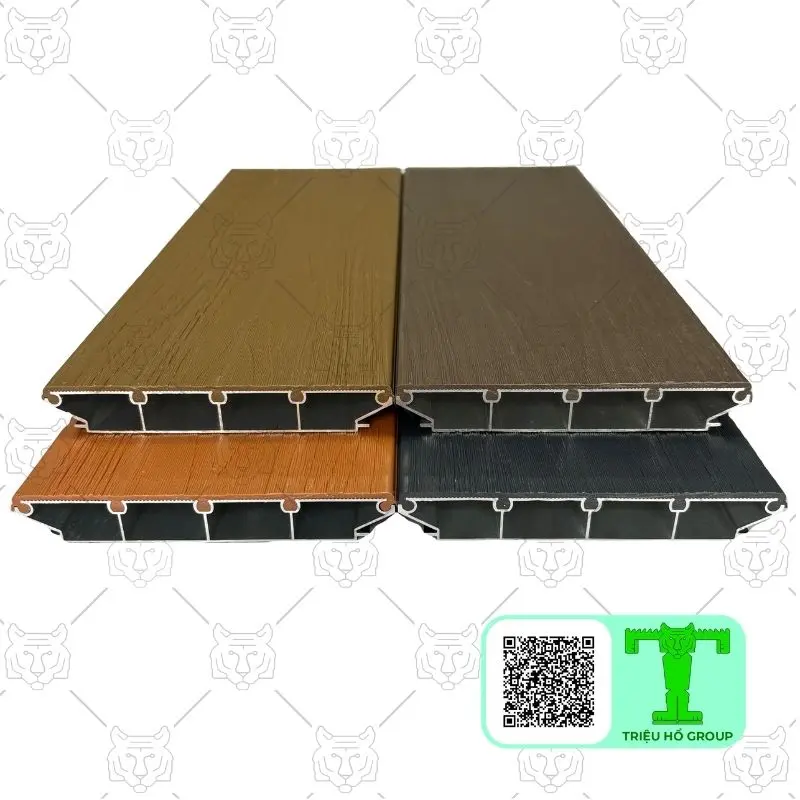 Bốn tấm sàn nhựa lõi nhôm màu nâu và đen, hiển thị mặt cắt ngang với cấu trúc rỗng bên trong
