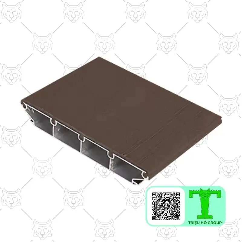 Mặt cắt ngang của tấm sàn nhựa lõi nhôm màu nâu với cấu trúc rỗng bên trong