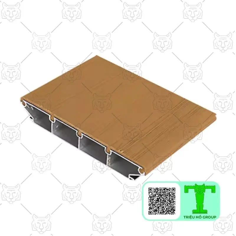 Mặt cắt ngang của một tấm sàn nhựa lõi nhôm màu nâu với 4 khoang rỗng bên trong, đặt trên nền trắng có hoa văn
