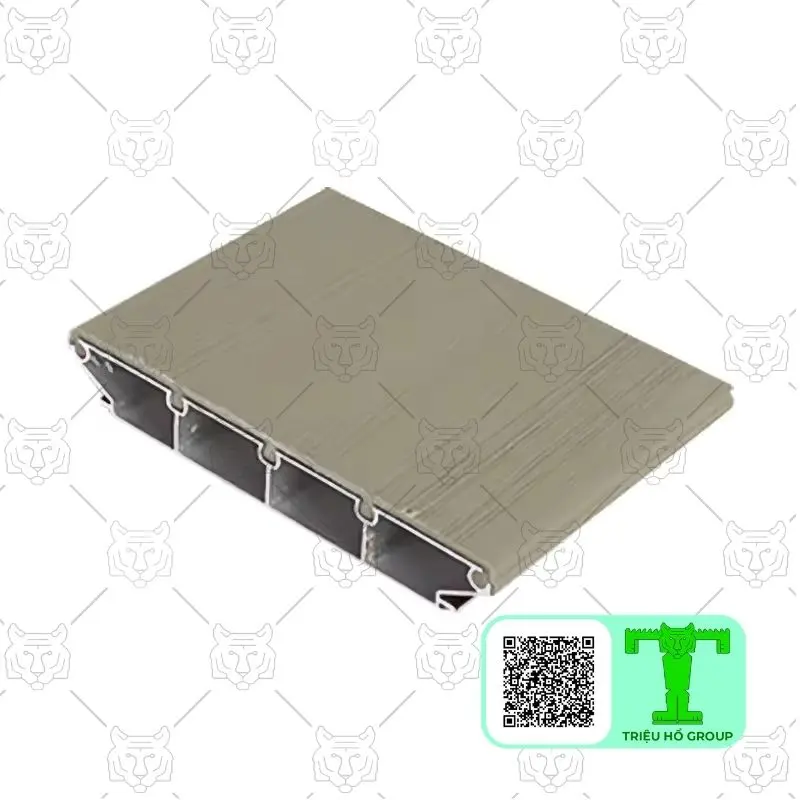 Mặt cắt ngang của một tấm sàn nhựa lõi nhôm màu be nhạt với bề mặt vân gỗ và cấu trúc rỗng bên trong