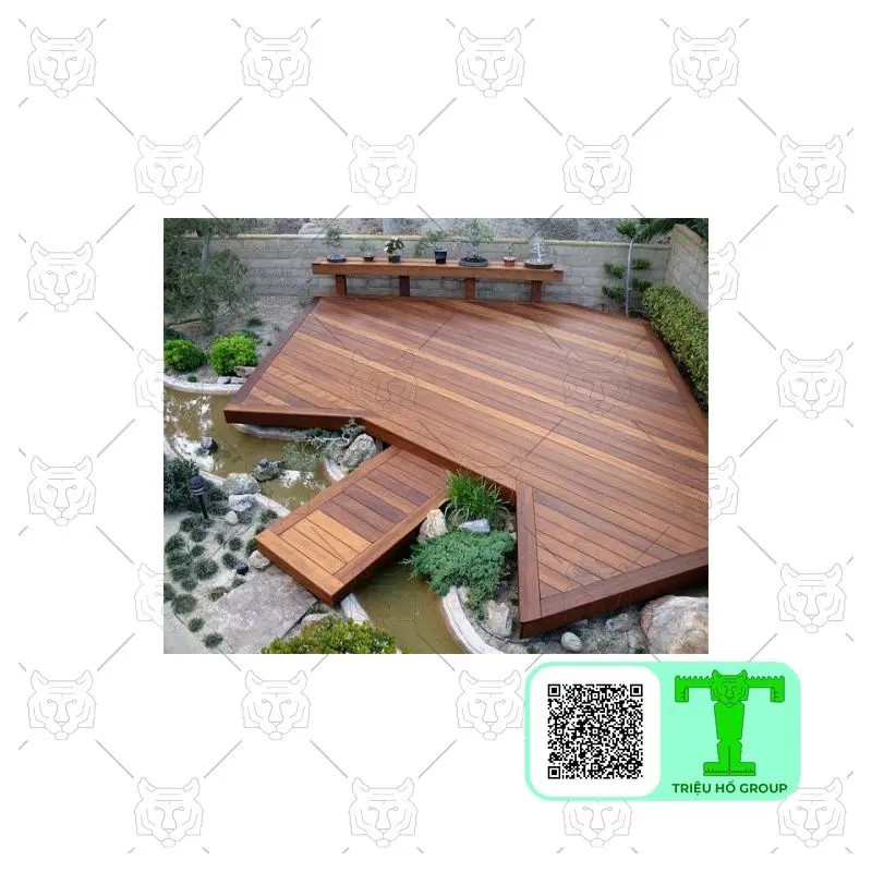Sàn Conwood giả gỗ màu nâu đỏ hình chữ L được lắp đặt trên ao nước với cây cảnh và đá trang trí