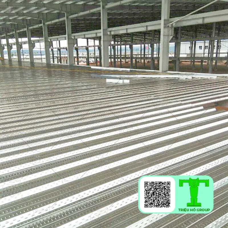 Sàn Deck thép đã được lắp đặt trên hệ khung thép của một công trình đang xây dựng