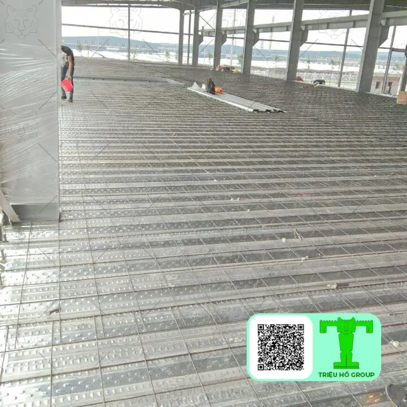 Sàn liên hợp thép - bê tông đang thi công với tấm sàn Deck và lưới thép chờ đổ bê tông