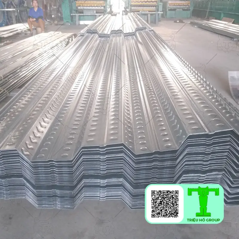 Tấm sàn deck kim loại sóng xếp chồng lên nhau trong nhà xưởng