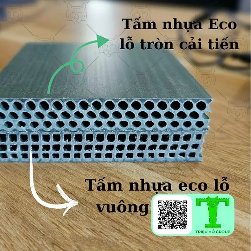 Hai mặt cắt của ván nhựa cốp pha màu xám, một loại có lỗ tròn và một loại có lỗ vuông