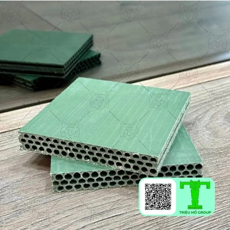 Các mẫu ván cốp pha nhựa lõi rỗng màu xanh lá cây xếp chồng trên bề mặt gỗ
