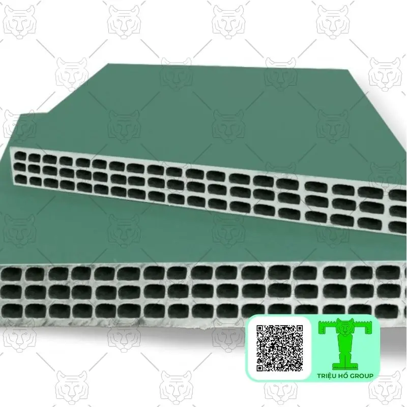 Ván nhựa cốp pha màu xanh lá cây với mặt cắt ngang lộ cấu trúc rỗng hình chữ nhật bên trong