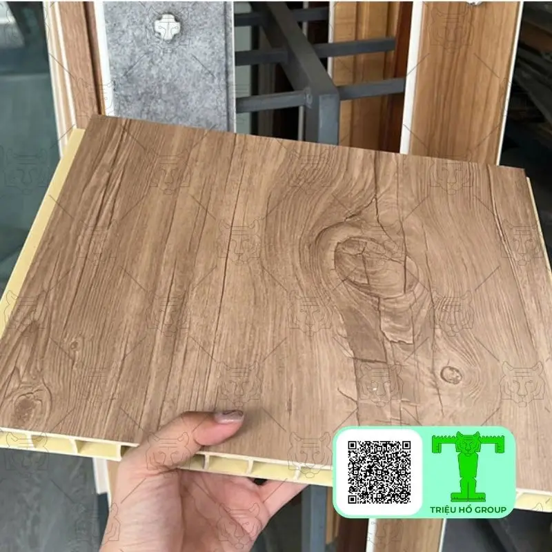 Tấm ván sàn nhựa PVC vân gỗ với cấu trúc rỗng ruột được giữ bằng tay