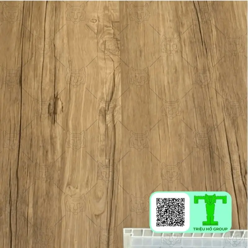 Tấm ván sàn nhựa PVC màu nâu nhạt vân gỗ với logo Triệu Hồ Group và mã QR ở góc dưới bên phải